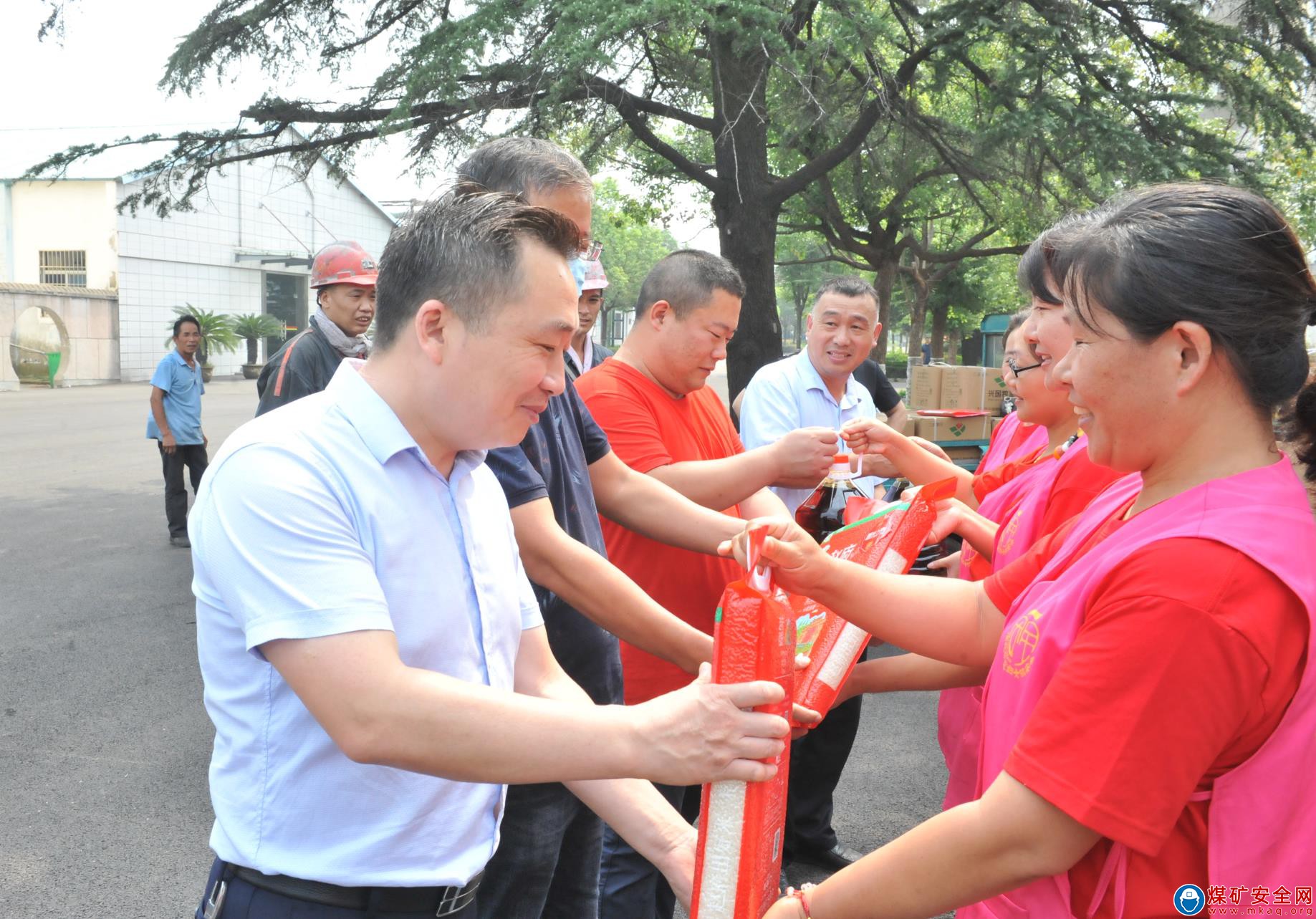 把公司關(guān)愛(ài)帶回家—安徽淮北朔石礦業(yè)開展中秋普惠慰問(wèn)在崗職工活動(dòng)