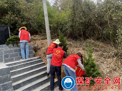 塔坊鎮(zhèn)：“志愿紅”為革命烈士墓增添 “長(zhǎng)青柏”