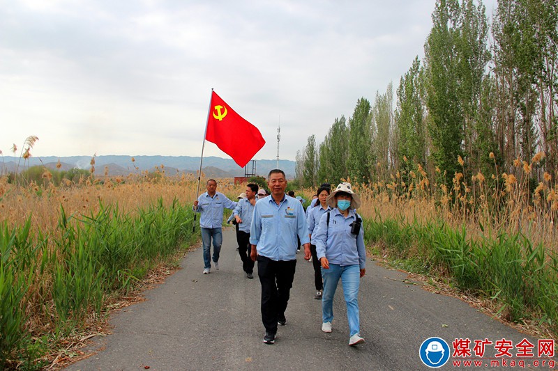 新疆天業(yè)佳美公司開(kāi)展“徒步遠(yuǎn)足礪意志，踔厲奮發(fā)保安全”主題黨日活動(dòng)