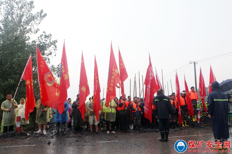 皖北煤電恒源煤礦組織參加濉溪縣防汛搶險應(yīng)急救援隊伍實戰(zhàn)拉動演練