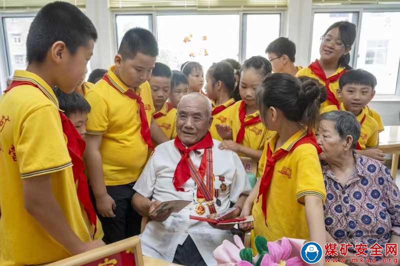 山東能源鮑店煤礦：“為愛帶娃”九年，暖心夏令營(yíng)“托”穩(wěn)職工心！